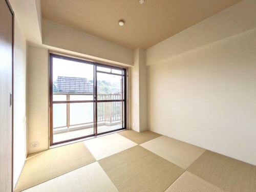 南バルコニーに面した4.5帖の和室