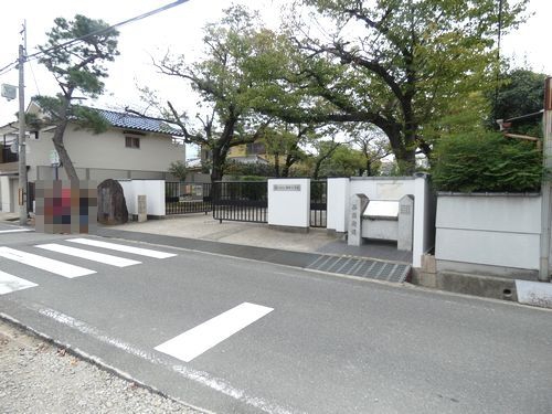 伊丹市立稲野小学校 徒歩7分。 590m