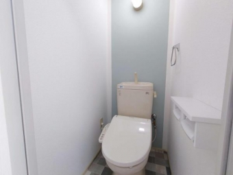 ホワイトが基調の清潔感あるトイレ