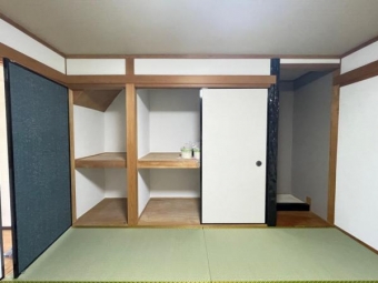 和室８帖：押入収納には奥行きがあり、季節物の家電や寝具もスッキリと収納できます！