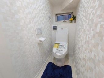 ホワイトのトイレは清潔感があって気持ちいいですね♪