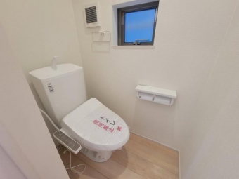 トイレは１階と２階の２カ所に設置！階段を使わず使用できるので、年配の方にも安心です！