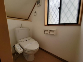 トイレは１階と３階の２カ所に設置！階段を上り下りせずに使用できるので、年配の方にも安心です！