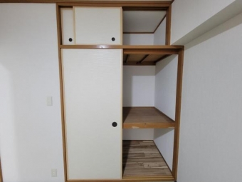 和室６帖：押入収納は上部と下部に分かれた２段構造になっているため、荷物の出し入れがしやすいです。