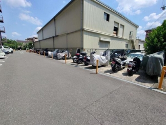 ゆったりと駐車できるバイク置き場です。