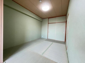 和室６帖：リビングにつながった和室スペースは、おむつ替えやお昼寝に最適です。