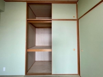 和室６帖：押入収納は上部と下部に分かれた２段構造になっているため、荷物の出し入れがしやすいです。