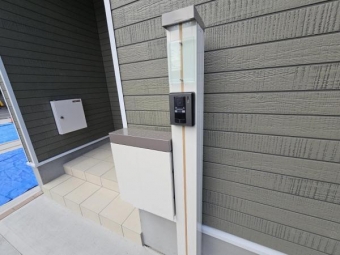 マルチ機能付き門柱（ポスト、TVモニターホン、ネームプレート、門灯）が設置された玄関前