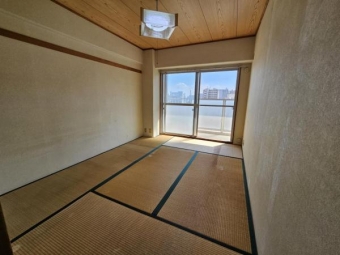 和室６帖：明るい陽差しが降り注ぐ、ゆとりあふれる室内空間