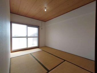 和室６帖：リビングにつながった和室スペースは、おむつ替えやお昼寝に最適です。