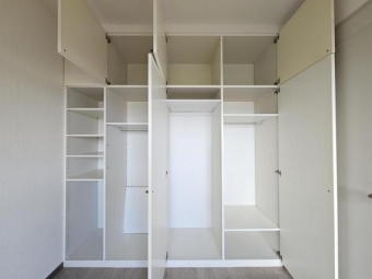 洋室４．２帖：収納充実ですっきりと整頓されたお部屋作りが可能です！