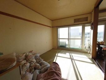 和室６帖：バルコニーに面したお部屋は日当たり、通風良好です！