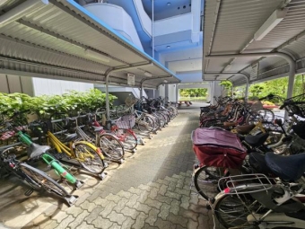 雨や風から守るために建物内に設けられた自転車置場