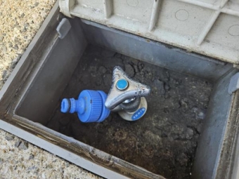 使わない時はホースを外して蓋を締めれば駐車時に邪魔にならない散水栓！
