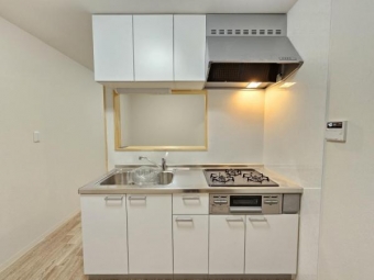 ホワイトのキッチンは清潔感あふれる爽やかな空間！