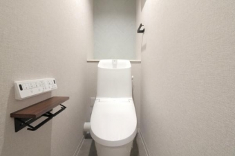 使いやすいサイドパネル仕様の温水洗浄便座付トイレです！