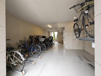 屋内駐輪場で雨の日でも大切な自転車が雨にあたる心配もございません。