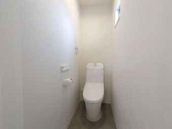 トイレは１階と２階の２カ所に設置！階段を上り下りせずに使用できるので、年配の方にも安心です！