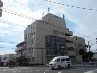 医療法人豊明会常岡病院 徒歩14分。阪急伊丹駅徒歩5分に立地内科・外科・整形外科・循環器内科・消化器内科・皮膚科・放射線科・リハビリテーション科のある総合病院 1090m